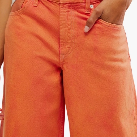 NWT FREE PEOPLE WATERFALLS BAGGY WIDE LEG DENIM JEANS - SIZE 29 - Picture 4 of 11